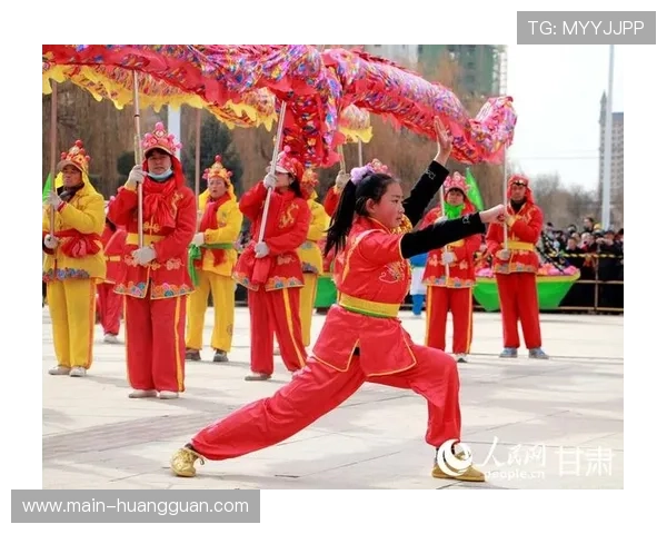 梅山舞狮队中场表演锣鼓喧天，为寒冷赛场注入暖意