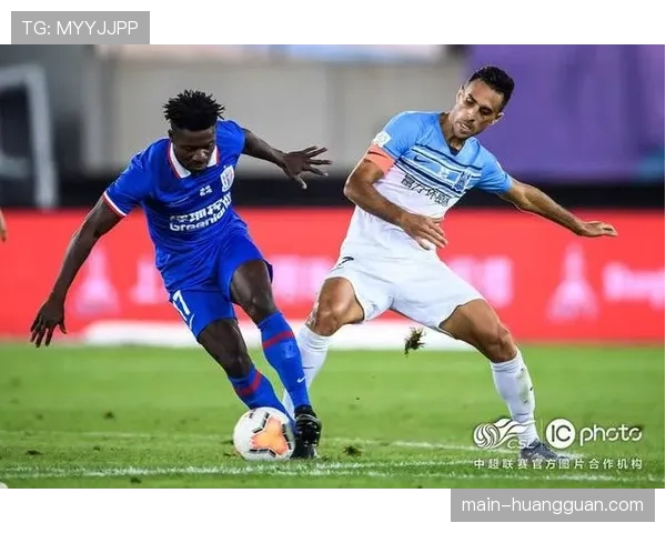 前中超金靴扎哈维现身上海，观战海港对阵申花比赛